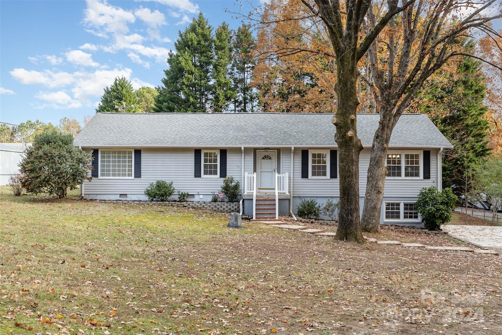 single story home with a front lawn