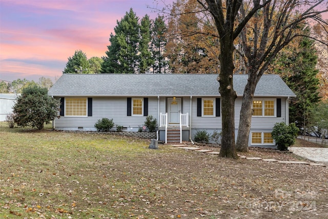 view of front of home featuring a lawn