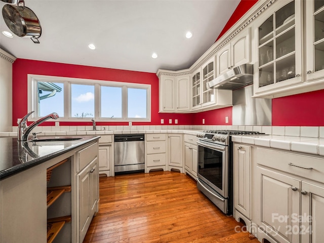 kitchen featuring stainless steel appliances, light hardwood / wood-style flooring, and sink