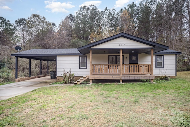 view of front facade with a front lawn, a porch, and a carport