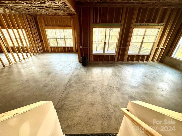 empty room featuring concrete flooring