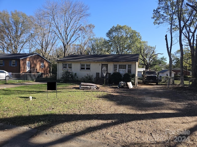 view of front of house featuring a front yard