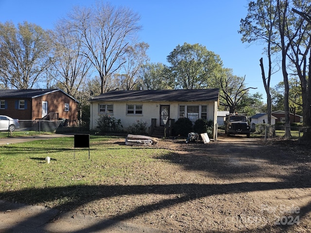 single story home with a front yard