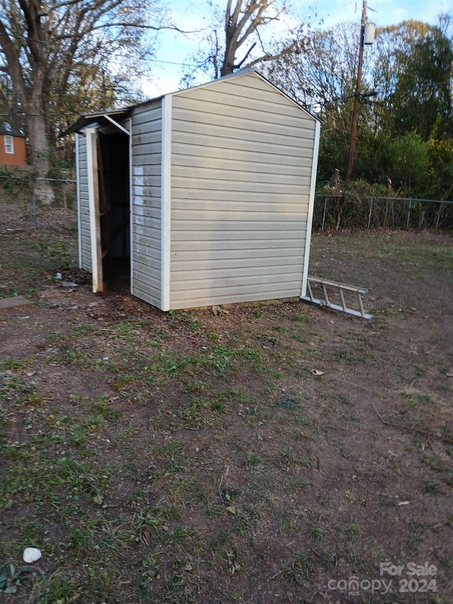 view of outbuilding