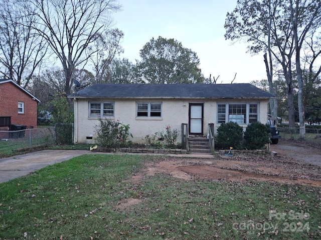 view of front of home featuring a front lawn