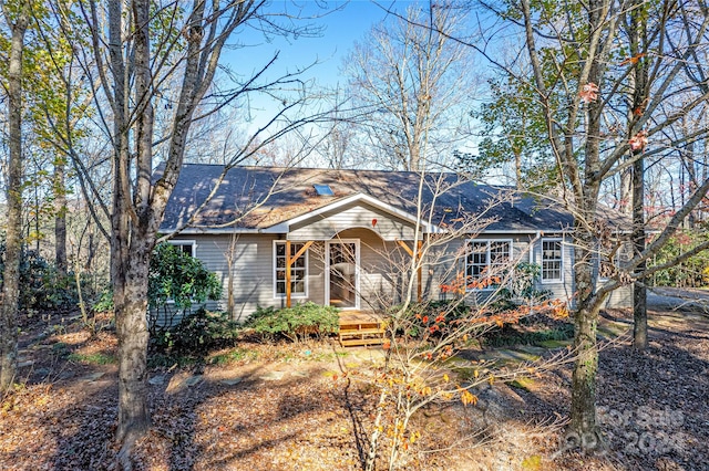 single story home featuring a porch