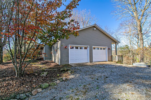 garage featuring gravel driveway