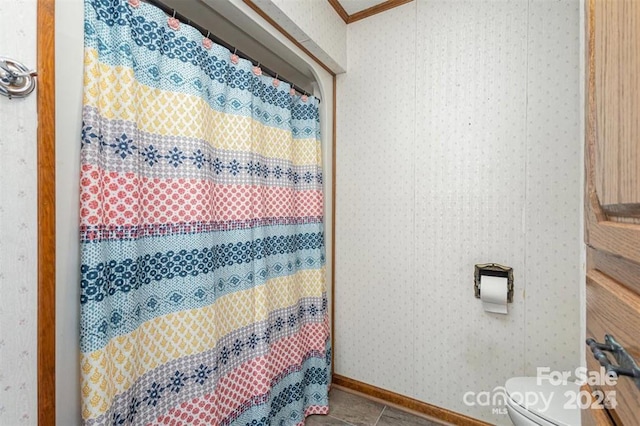 full bathroom featuring tile patterned flooring, a shower with curtain, toilet, and wallpapered walls