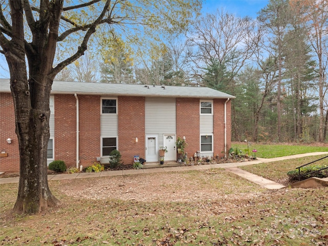 view of front of house featuring a front yard