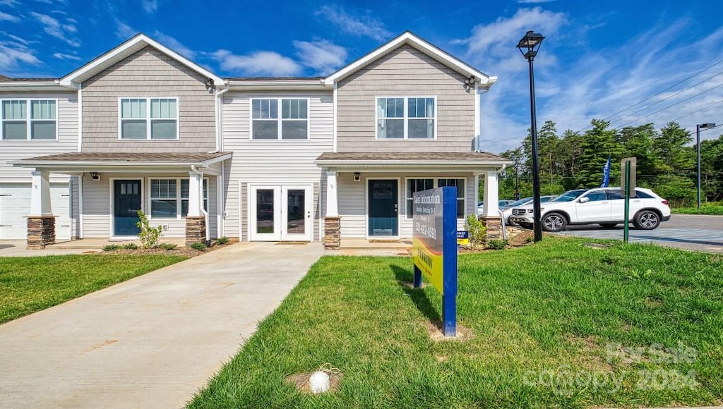 view of front of property featuring a front yard