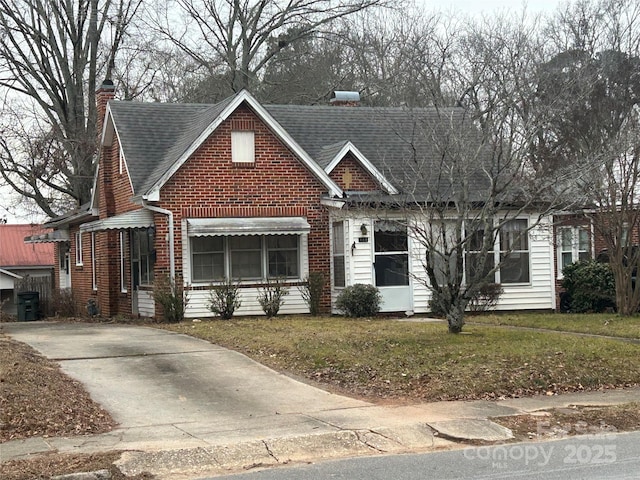 view of front facade with a front yard