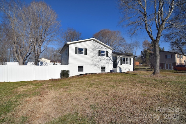 view of front of home featuring a front lawn