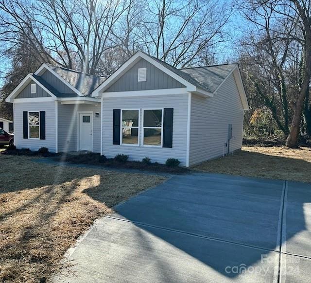 view of front of house with a front yard