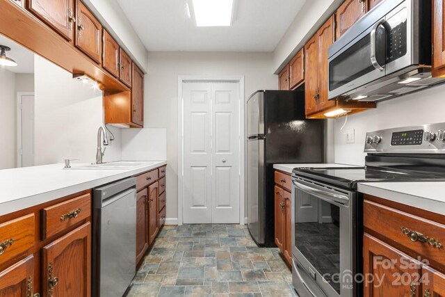 924 Cranberry Cir Unit 50-C, Fort Mill, SC 29715 - kitchen with stainless steel appliances, a sink, stone finish flooring, and light countertops