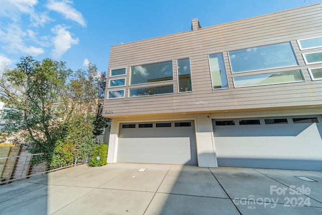 view of front facade featuring a garage