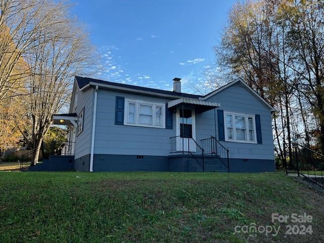 view of front facade with a front yard