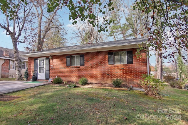 single story home with a front lawn