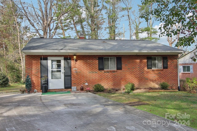 view of front of home featuring a front lawn