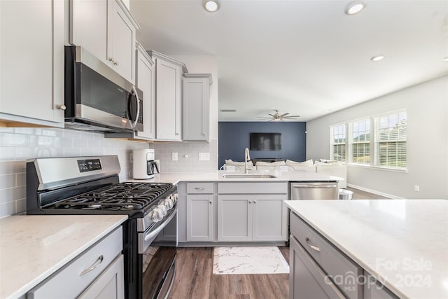 kitchen featuring sink, ceiling fan, dark hardwood / wood-style floors, gray cabinets, and appliances with stainless steel finishes