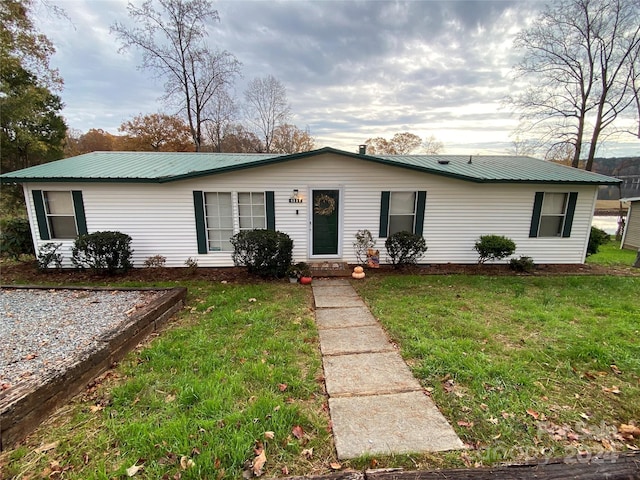 single story home with a front yard