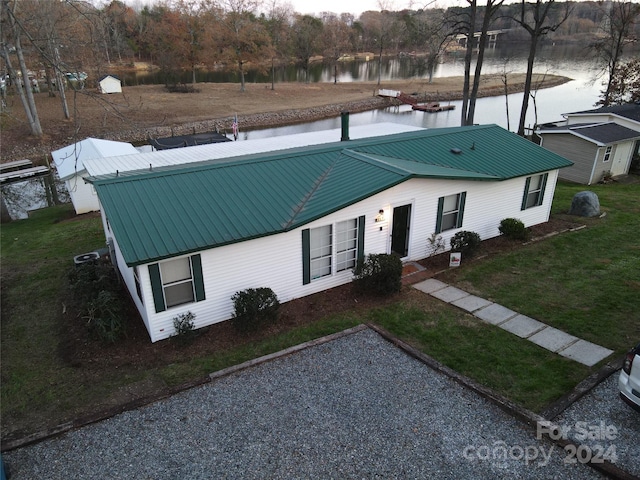 view of front facade featuring a water view and a front yard