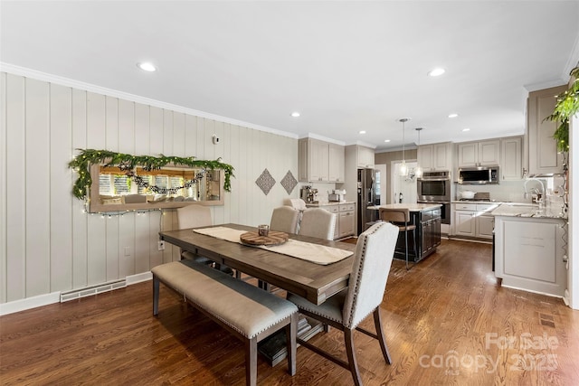 dining space with dark wood-style floors, recessed lighting, visible vents, and crown molding