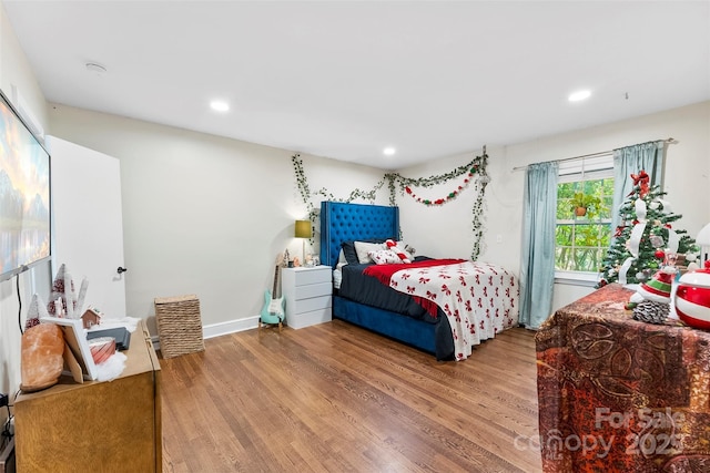 bedroom with recessed lighting, baseboards, and light wood finished floors