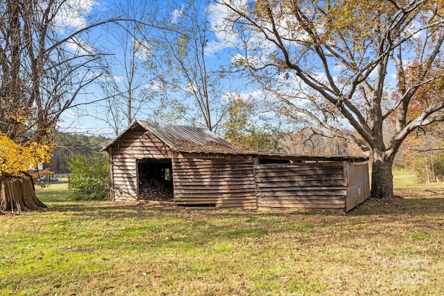 view of outdoor structure featuring a yard