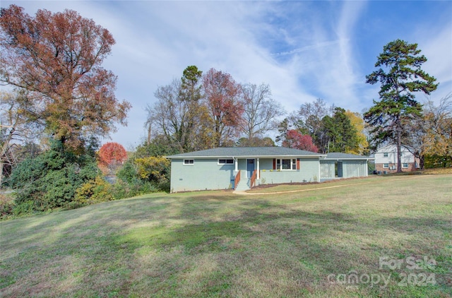 single story home featuring a front lawn