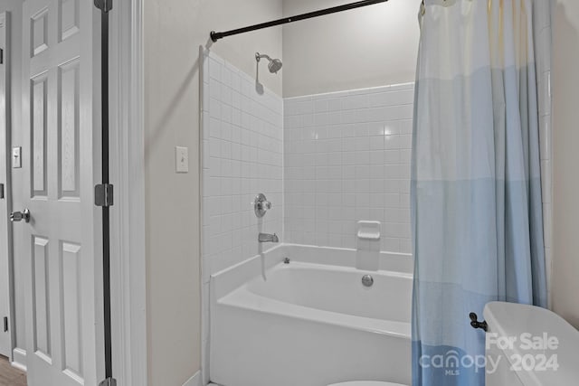 bathroom featuring shower / bath combo