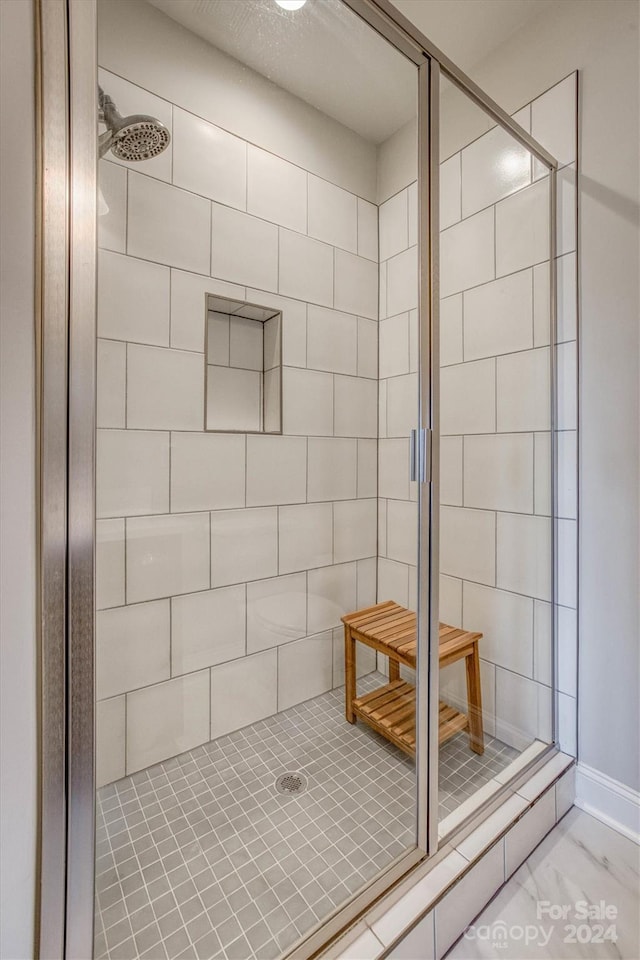 bathroom featuring a tile shower