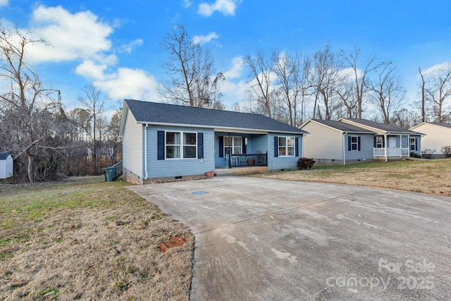 ranch-style house featuring a front yard and covered porch