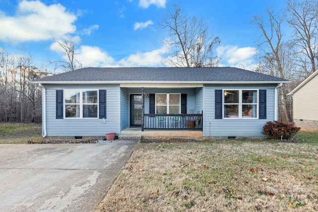 ranch-style home featuring a front lawn and a porch