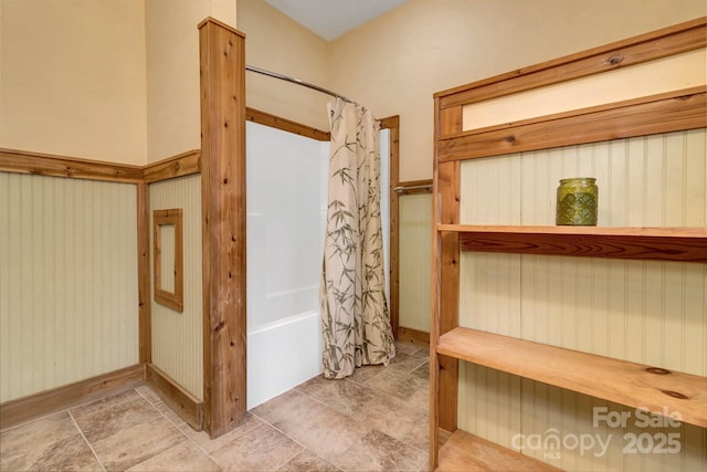 bathroom featuring shower / bath combo