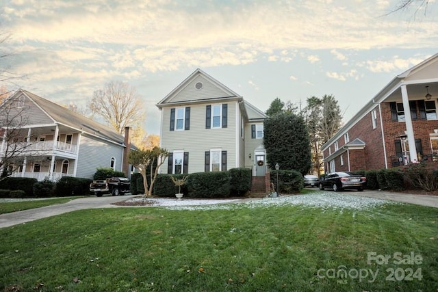 view of front property featuring a lawn