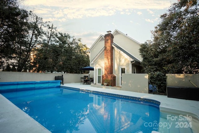 view of swimming pool