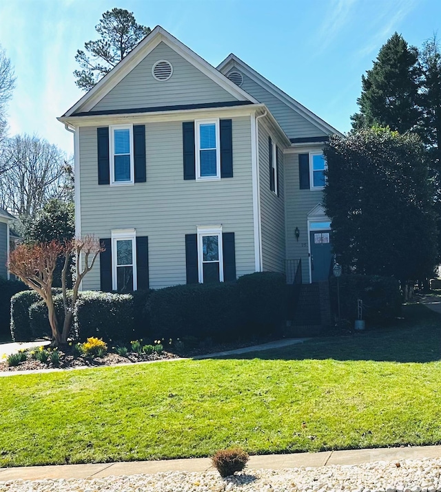 view of front facade featuring a front yard