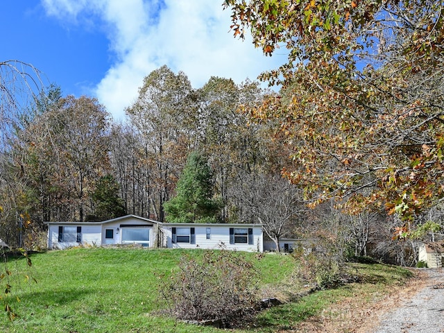 view of front of property featuring a front lawn