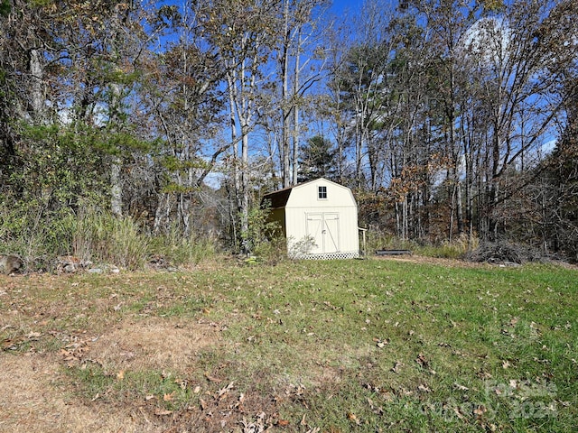 view of yard with a storage unit