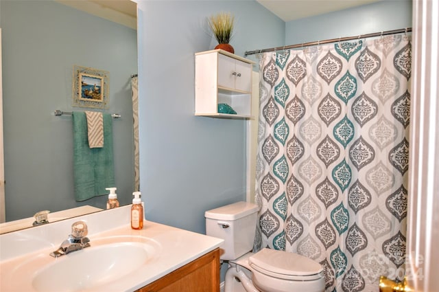 bathroom with a shower with shower curtain, vanity, and toilet