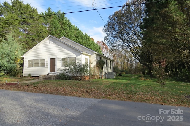 view of front of property featuring a front yard