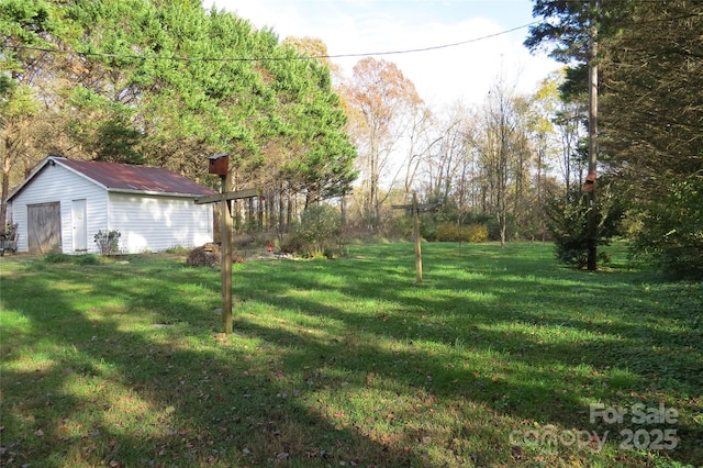 view of yard featuring an outbuilding