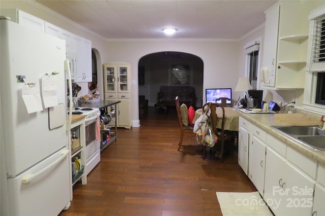 kitchen featuring arched walkways, white appliances, a sink, dark wood-style floors, and crown molding