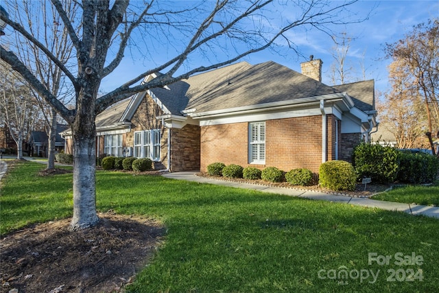 view of front of home with a front lawn