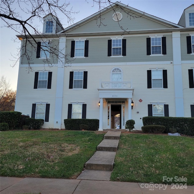 view of front facade with a yard