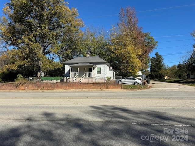 view of front of property featuring covered porch