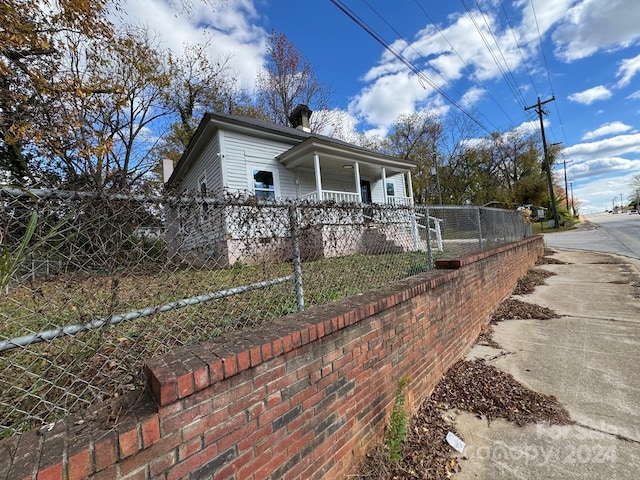 view of front of property featuring a porch