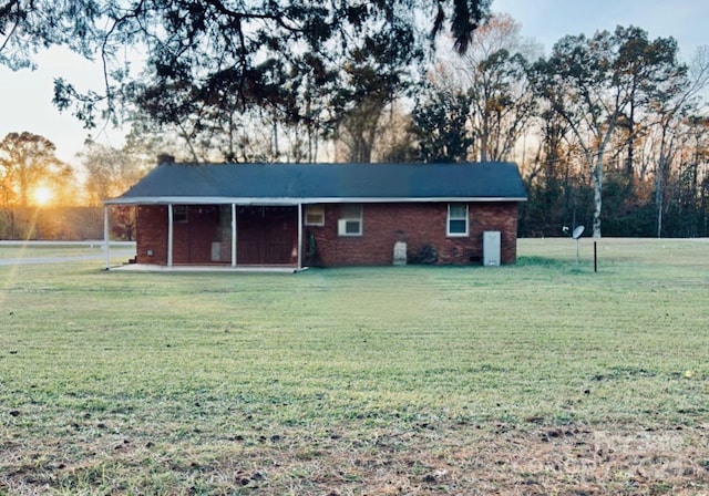 view of front facade with a front yard