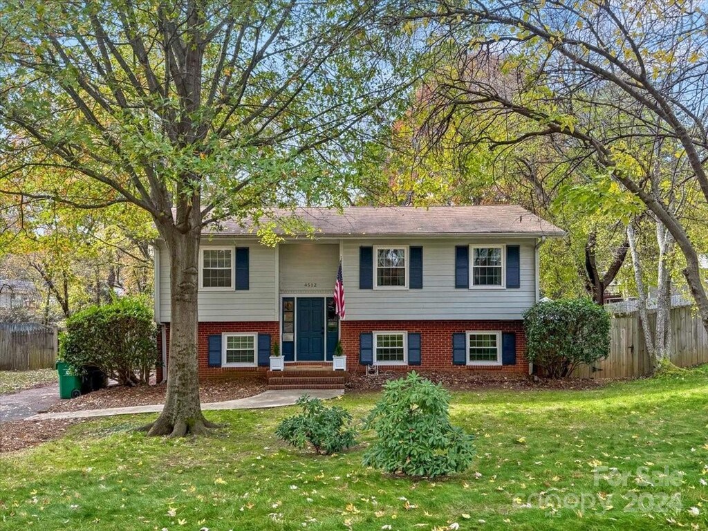 split foyer home featuring a front lawn