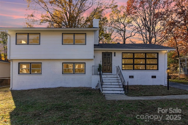 view of front of house featuring a yard